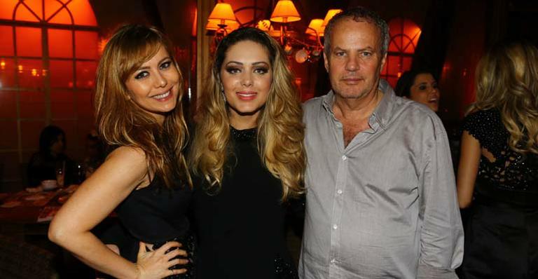 Tânia Mara volta aos palcos com dueto com Ana Carolina e é prestigiada pela família