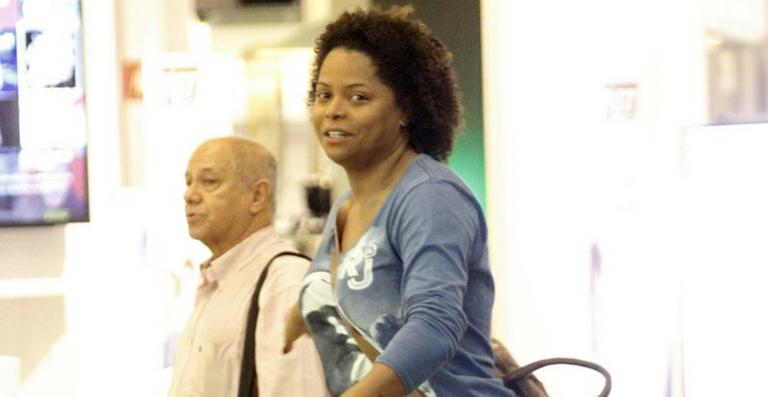 Adriana Bombom aparece em shopping sem maquiagem