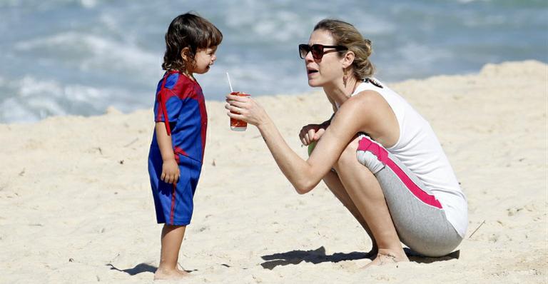 Após fotos ousadas, Luana Piovani brinca de cavalinho com o filho na praia