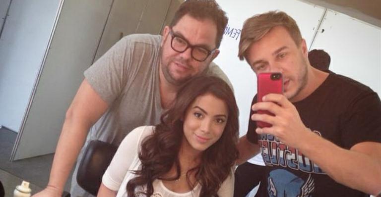 Anitta aparece sem make em foto de bastidores de ensaio