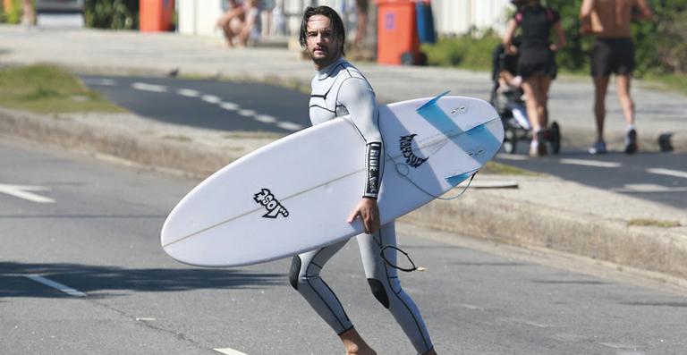 Rodrigo Santoro pratica surfe em praia no Rio de Janeiro