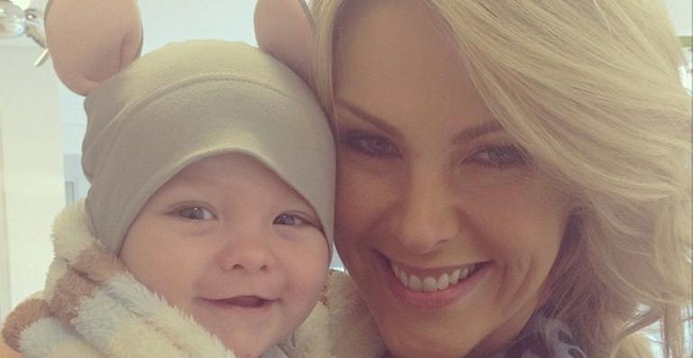 Ana Hickmann mostra foto do filho sorridente e com orelhinhas