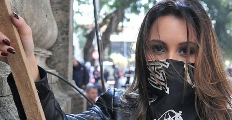 Carla Diaz aparece vestida como black bloc em foto
