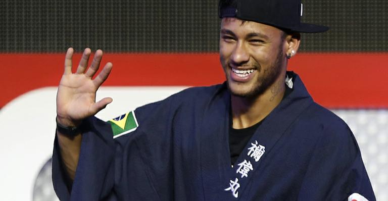 Neymar causa alvoroço durante evento no Japão