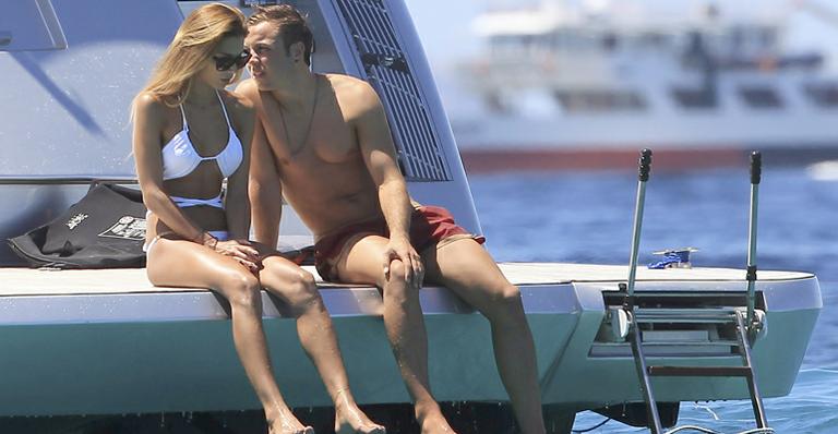 Namorada de jogador alemão Mario Götze ajeita biquíni e mostra demais
