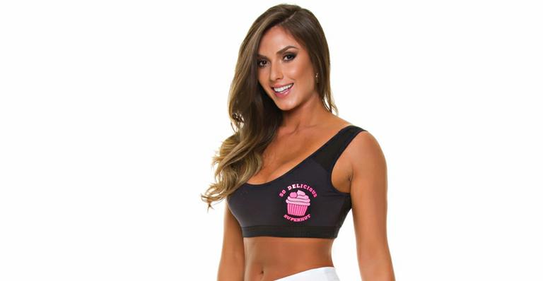 Nicole Bahls mostra boa forma durante ensaio fotográfico