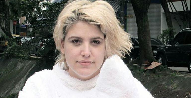 Em desabafo, Danni Carlos reclama da indústria musical e diz que engordou 20kg em dois anos
