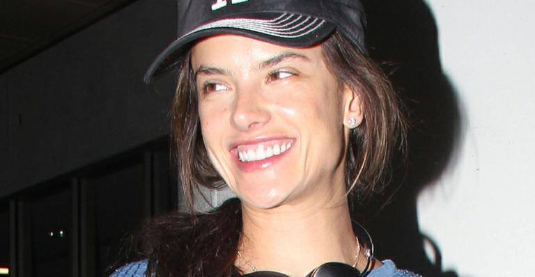 Sem maquiagem, Alessandra Ambrosio mostra beleza natural em Los Angeles