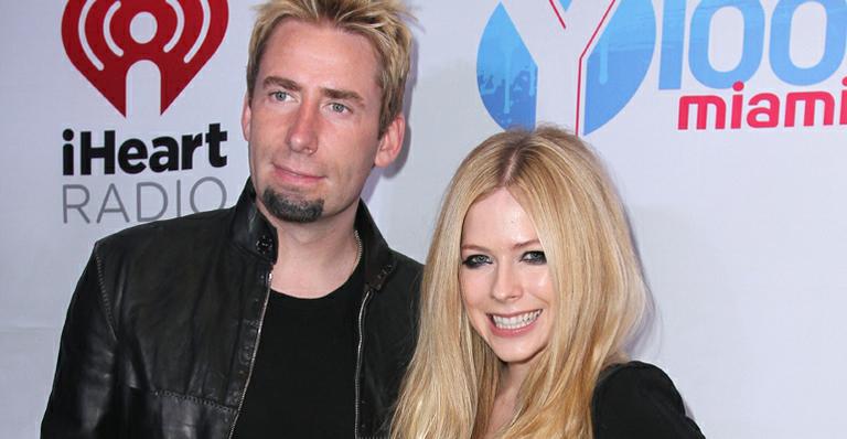 Avril Lavigne comemora um ano de casamento e ganha anel de esmeralda