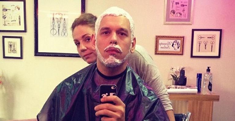 Namorado de Sabrina Sato, João Vicente De Castro descolore cabelo e barba