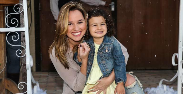 Mariana Belém está loira e exibe o novo visual em dia de festa infantil