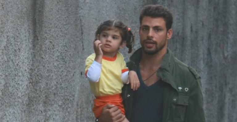 Cauã Reymond busca a filha, Sofia, na escola