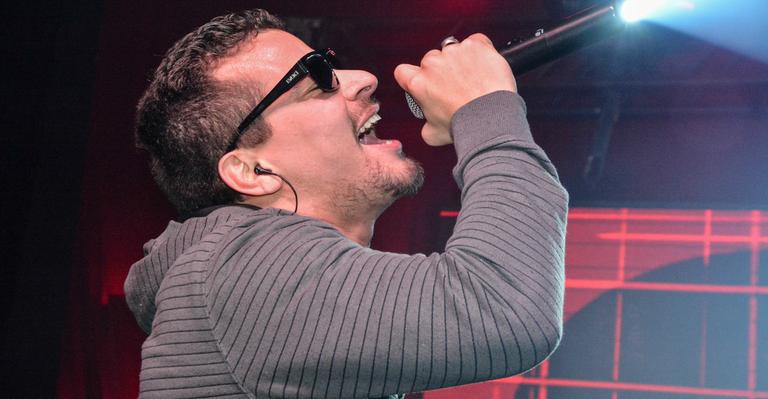 Thiago Martins faz show com banda Terremoto em boate no Rio de Janeiro