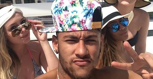 Em Ibiza, Neymar passa o dia em iate com a irmã Rafaella