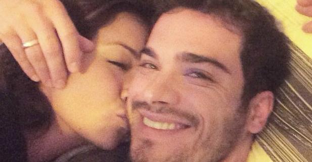 Carol Nakamura beija Sidney Sampaio em selfie romântica. Veja a foto