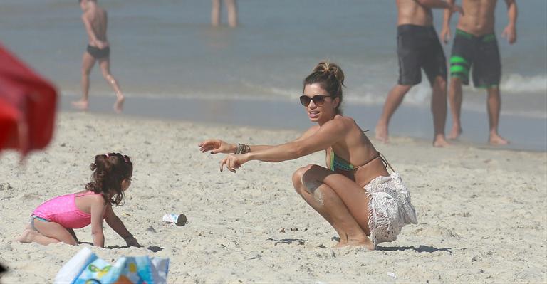 Grazi Massafera leva Sofia à praia na Barra da Tijuca, no Rio de Janeiro