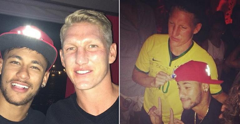 Alemão Schweinsteiger posa ao lado de Neymar com camisa da Seleção Brasileira