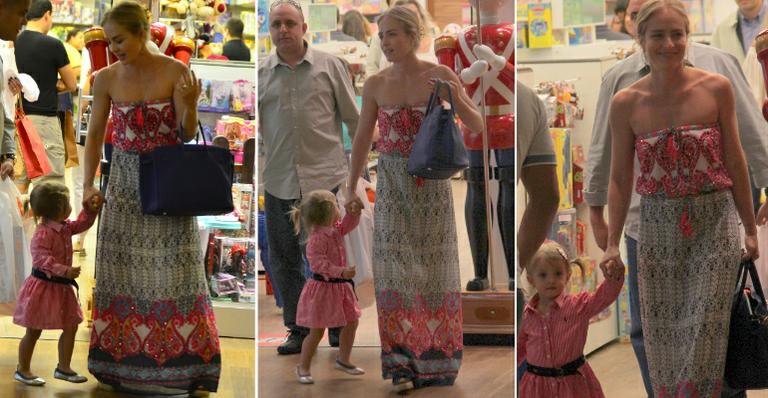 Angélica leva a filha Eva para passear em shopping no Rio de Janeiro