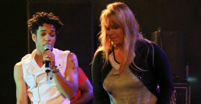 Ex-Paquita Ana Paula Almeida dança no palco durante festa no Rio