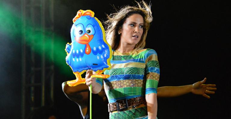 Após comparações na Copa, Claudia Leitte brinca com Galinha Pintadinha em show