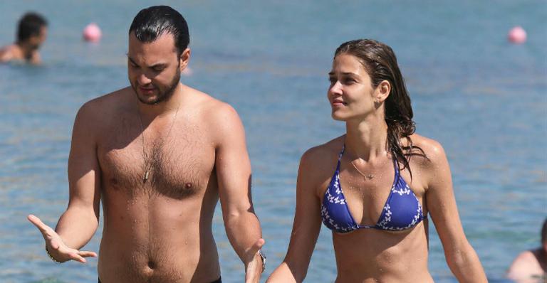 Ana Beatriz Barros e namorado curtem praia na Grécia em clima de romance