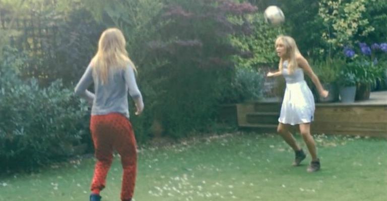 Cara Delevingne e namorada de Bradley Cooper mostram habilidade com a bola