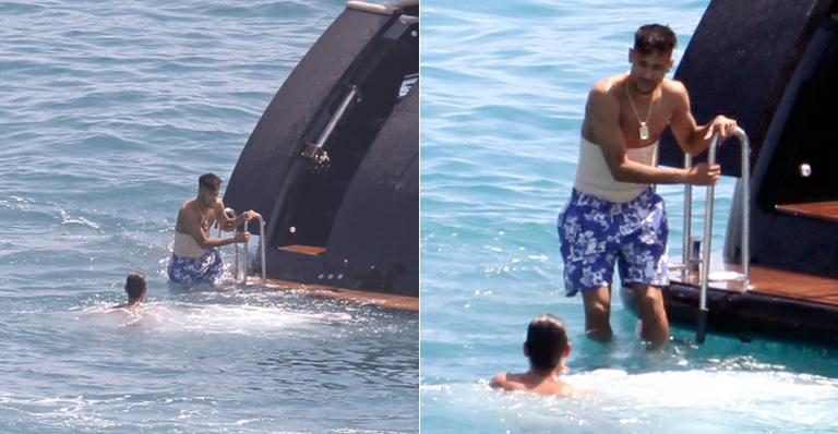 Mesmo com cinta, Neymar curte mergulho no mar de Ibiza