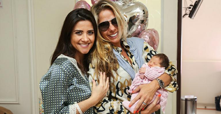 Patricia Salvador apresenta a filha recém-nascida, Bárbara
