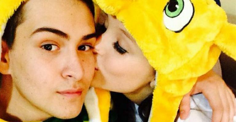Larissa Manoela pinta unhas em homenagem ao namorado e aos fãs do casal