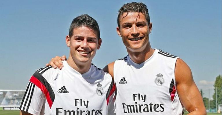 Cristiano Ronaldo e James Rodríguez posam juntos durante treino do Real Madrid