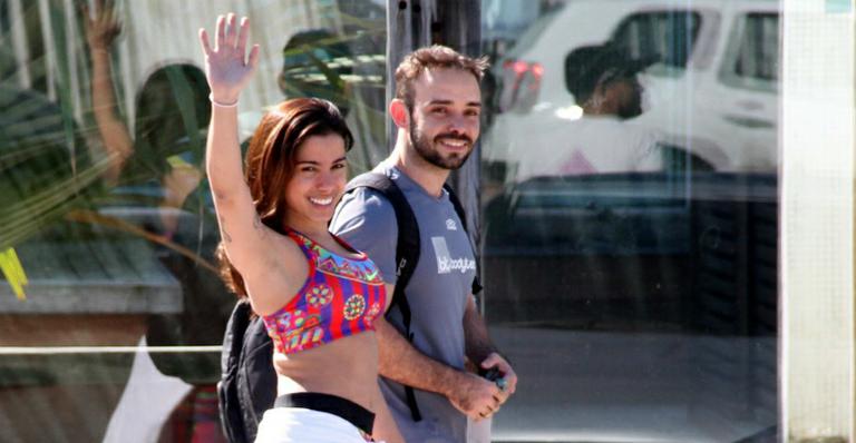 Sem make, Anitta é fotografada com visual bem diferente ao deixar academia