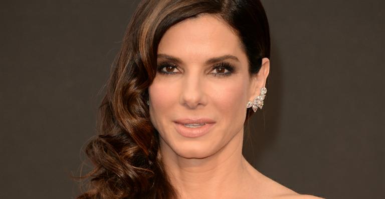 Sandra Bullock diz que se sente julgada por sua idade e aparência