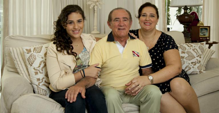 Livian Aragão mostra foto antiga de criança e parabeniza a mãe