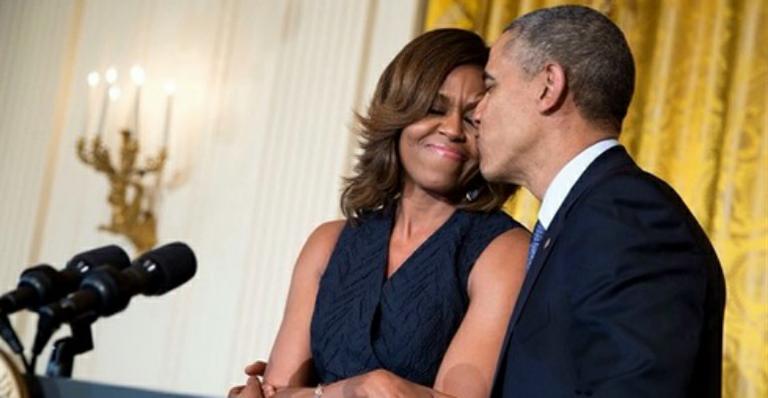 Michelle Obama deseja feliz aniversário ao marido com mensagem romântica na web