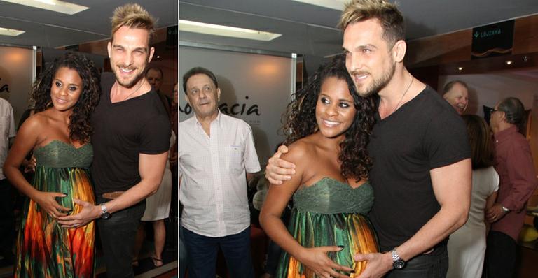 Com novo visual, Igor Rickli curte a noite com a mulher grávida