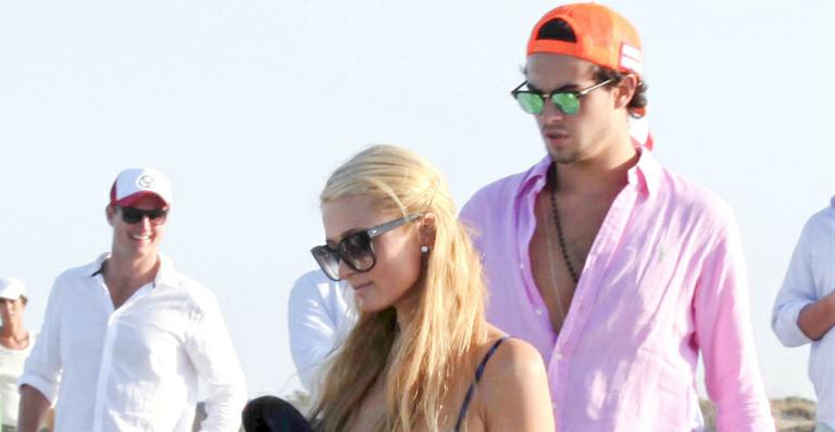 Paris Hilton troca carinhos com seu novo affair brasileiro