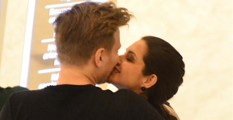 Thaís Fersoza e Michel Teló trocam beijos durante passeio em shopping
