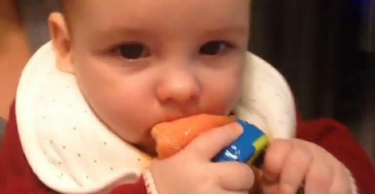 Filho de Ana Hickmann come mamão pela primeira vez e se suja todo; Assista ao vídeo!