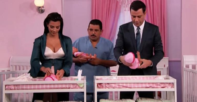 Após polêmica com peso, Kim Kardashian troca fraldas de bebês de mentira em programa de TV