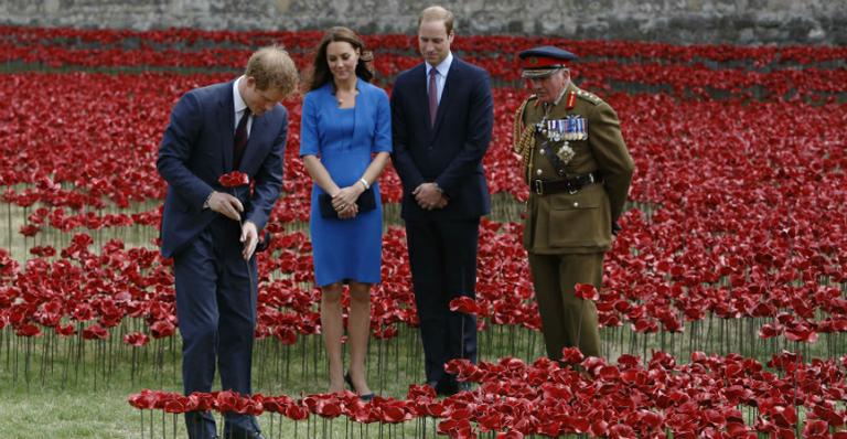 Kate Middleton e Príncipe William visitam memorial da Primeira Guerra Mundial