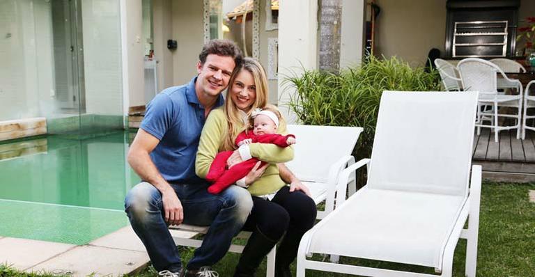 Juliana Baroni e o marido, Eduardo Moreira, apresentam a filha, Maria Eduarda