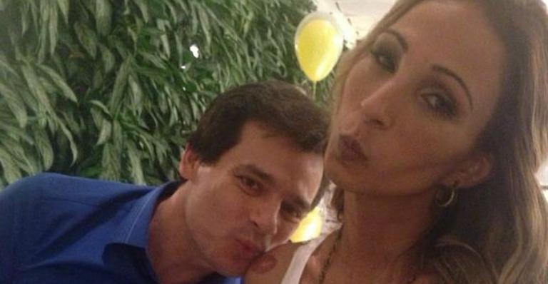 Valesca Popozuda ganha beijinho no ombro de Celso Portiolli