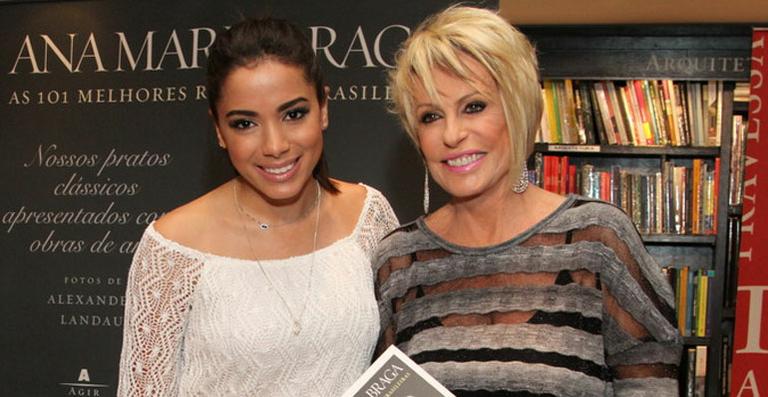 Anitta prestigia Ana Maria Braga em lançamento de livro