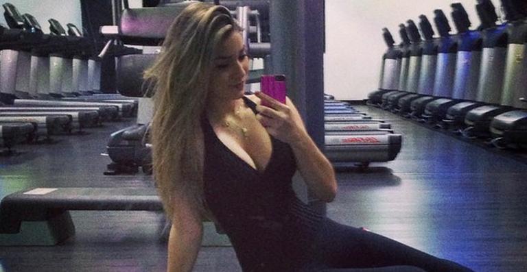 Irmã de Luan Santana faz selfie com macacão decotado e recebe elogios