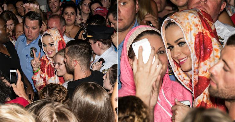 Katy Perry causa tumulto ao visitar museu na Filadélfia