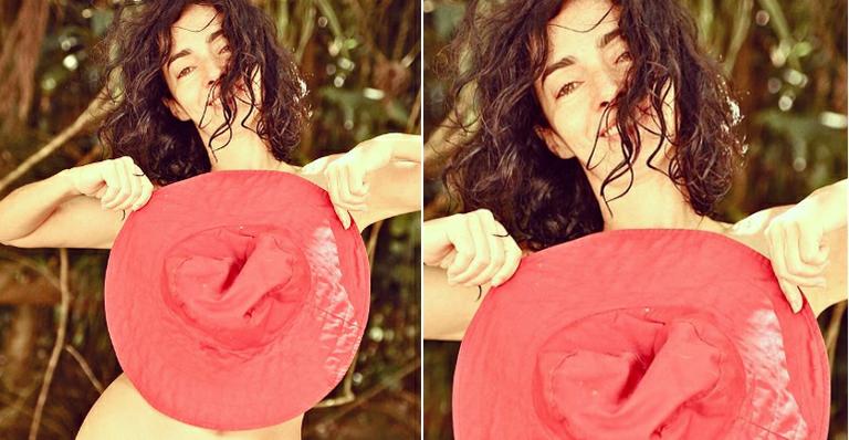 Aos 51, Claudia Ohana posa para o namorado sem make e seminua