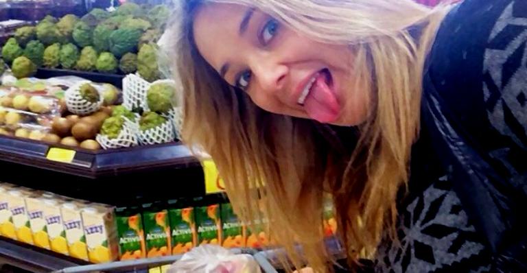 Sem make, Ticiane Pinheiro curte dia de dona de casa no supermercado