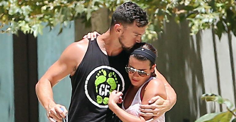 Lea Michele ganha beijo de namorado após corrida