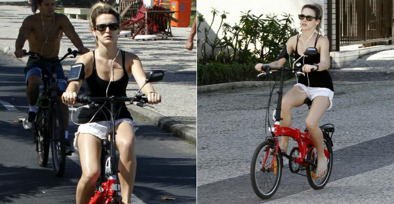 De shortinho, Bianca Bin pedala na orla no Rio de Janeiro