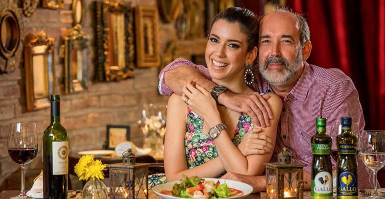 Camila Coutinho reúne a família para provar as delícias feitas pelo pai